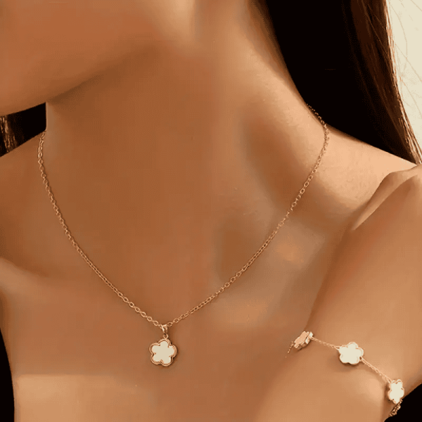 Home v3 133 Clover Pendant Necklace set
