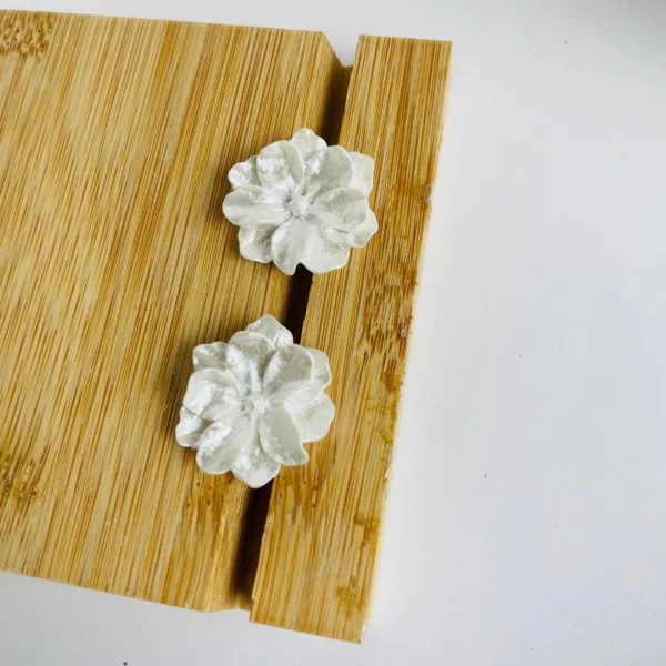 Home v3 105 Fresh White Flower Earrings in Sri Lanka