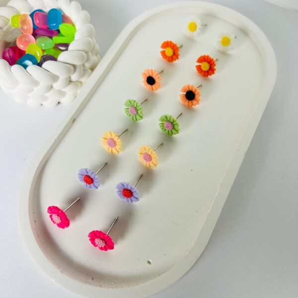 Home v3 84 Daisy Earrings Set